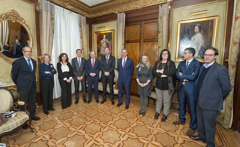 Foto de familia de los participantes en la reunión donde se ha presentado la Agenda Sectorial de la Industria de Automoción. 