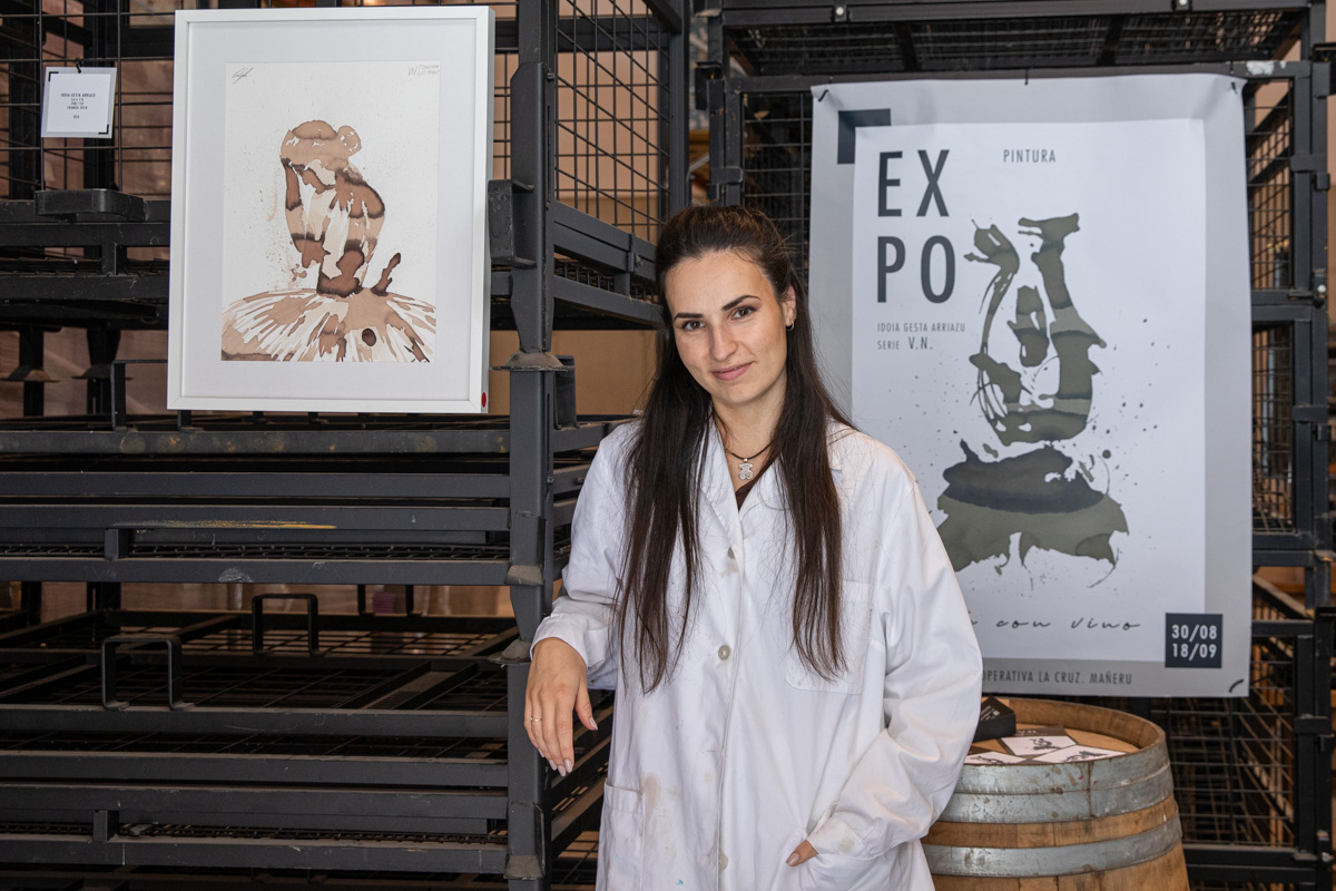 Sus creaciones con vino inmortalizan movimientos de danza, su segunda pasión, y retratos.