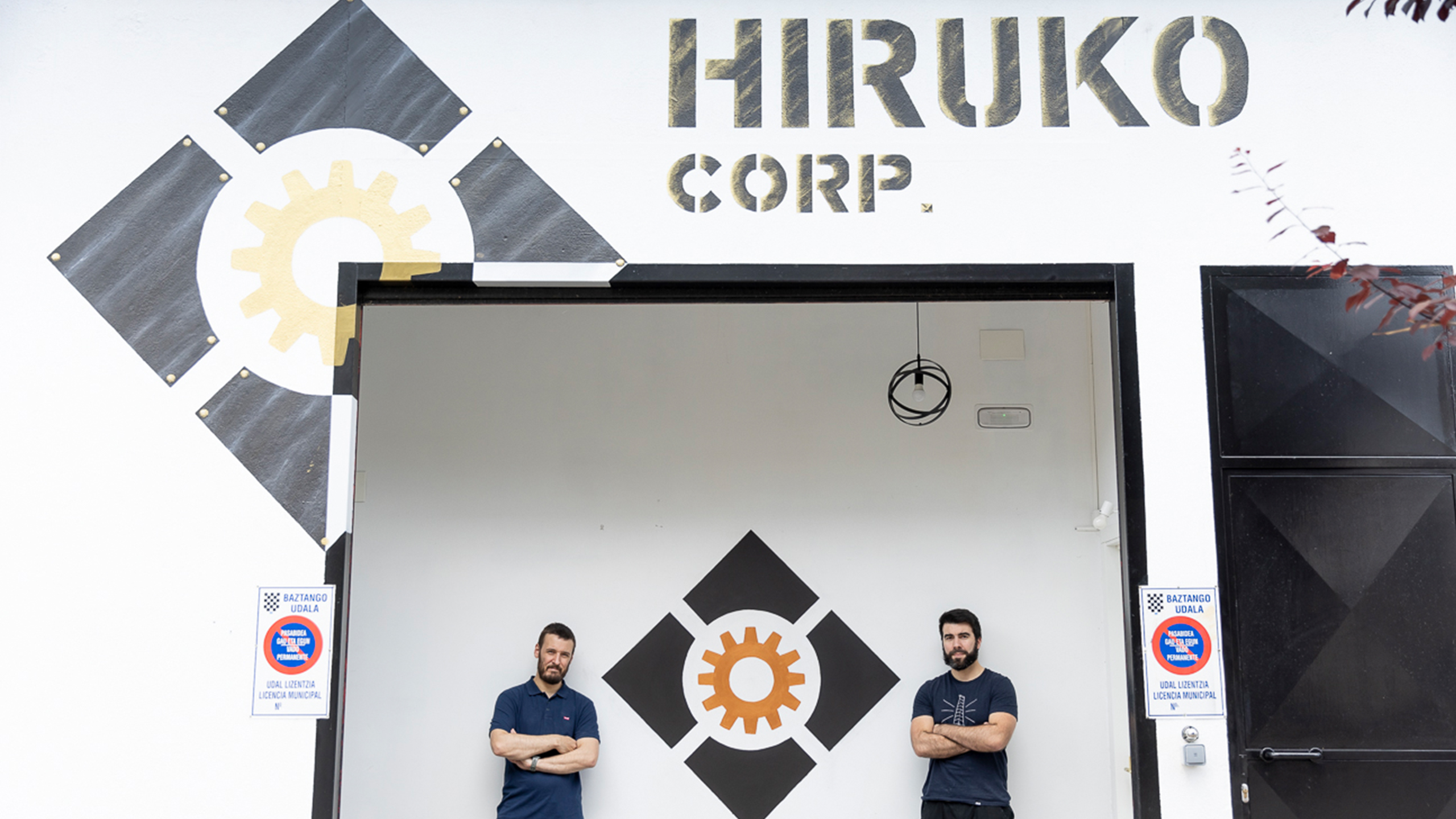 Hiruko se ubica junto al polígono al que se accede por la carretera vieja de Irurita.