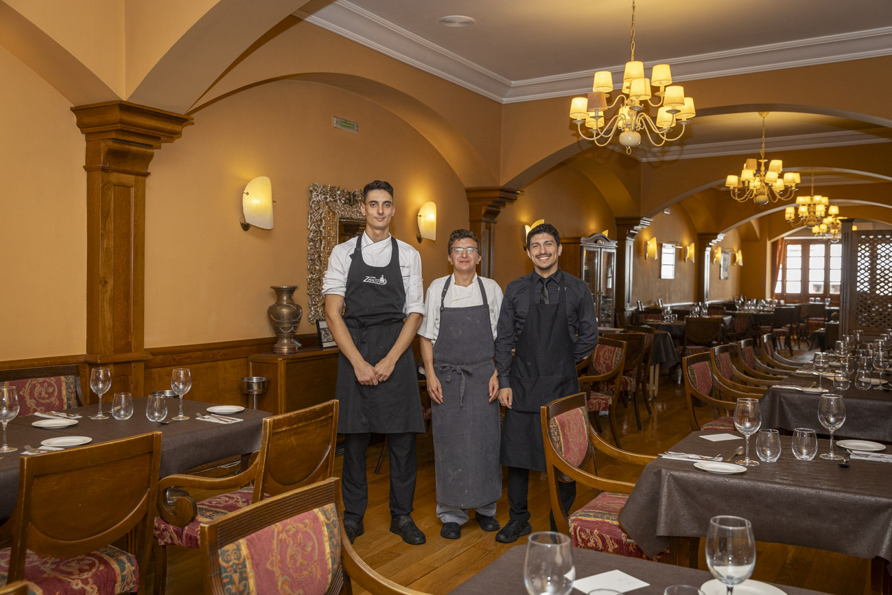 Casa Zanito emplea en estos momentos a un ayudante de cocina, un maître y un sumiller. 