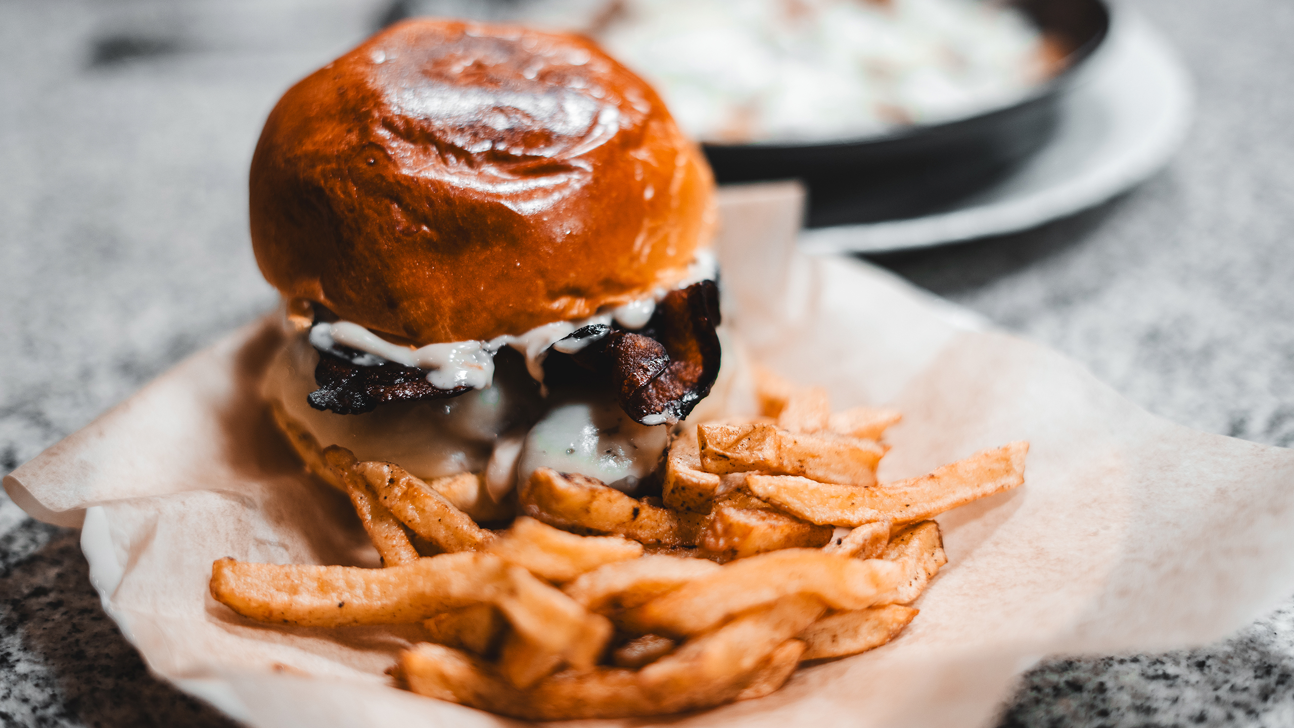 La 'Tóxica', con carne de buey, queso Havarti fundido en la plancha, bacon crujiente y mayonesa trufada, es la hamburguesería más vendida.