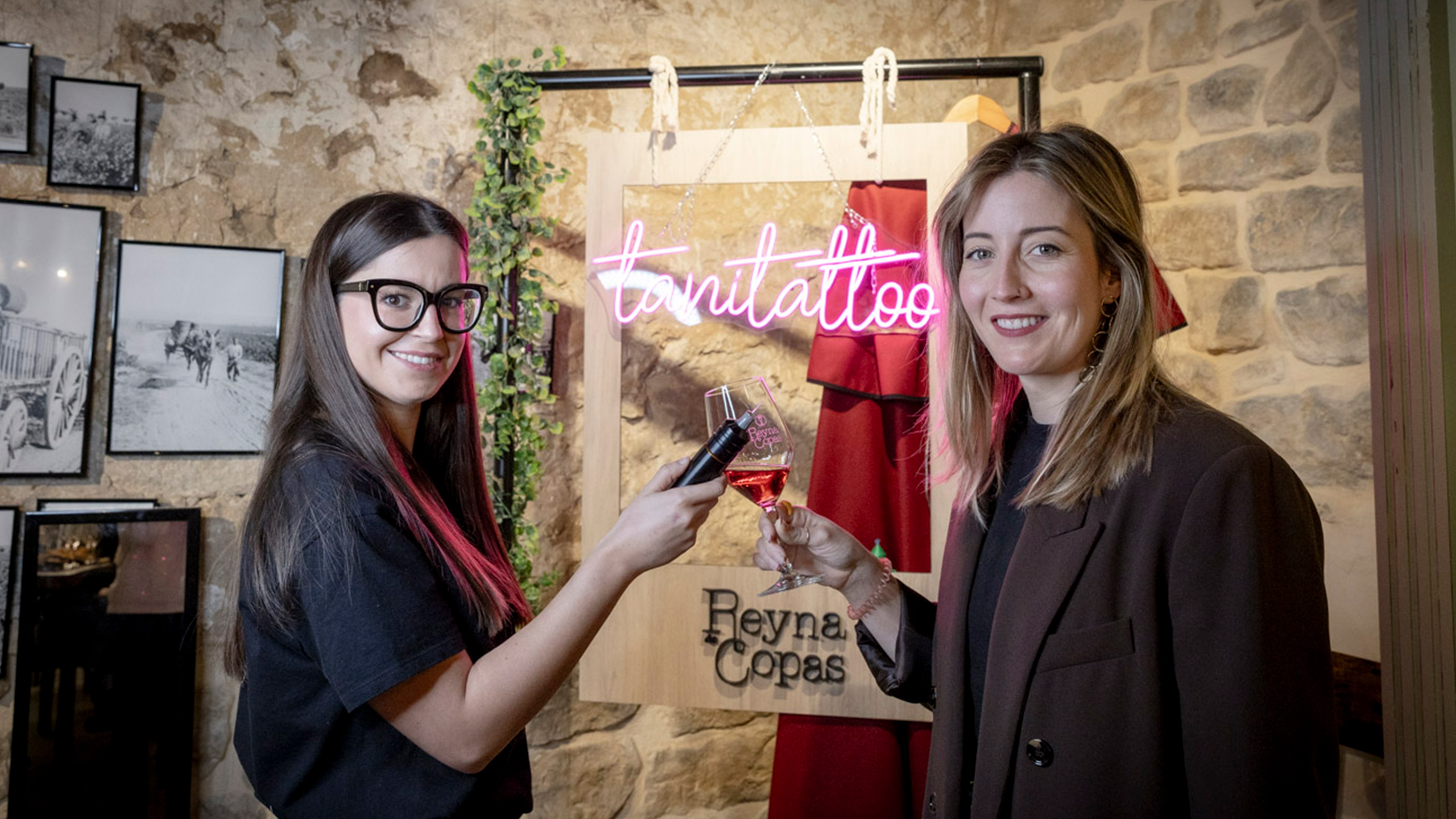 La tatuadora Tania Irujo (izda.) y la emprendedora Bea López (dcha.) organizan las catas de vino en Olite.