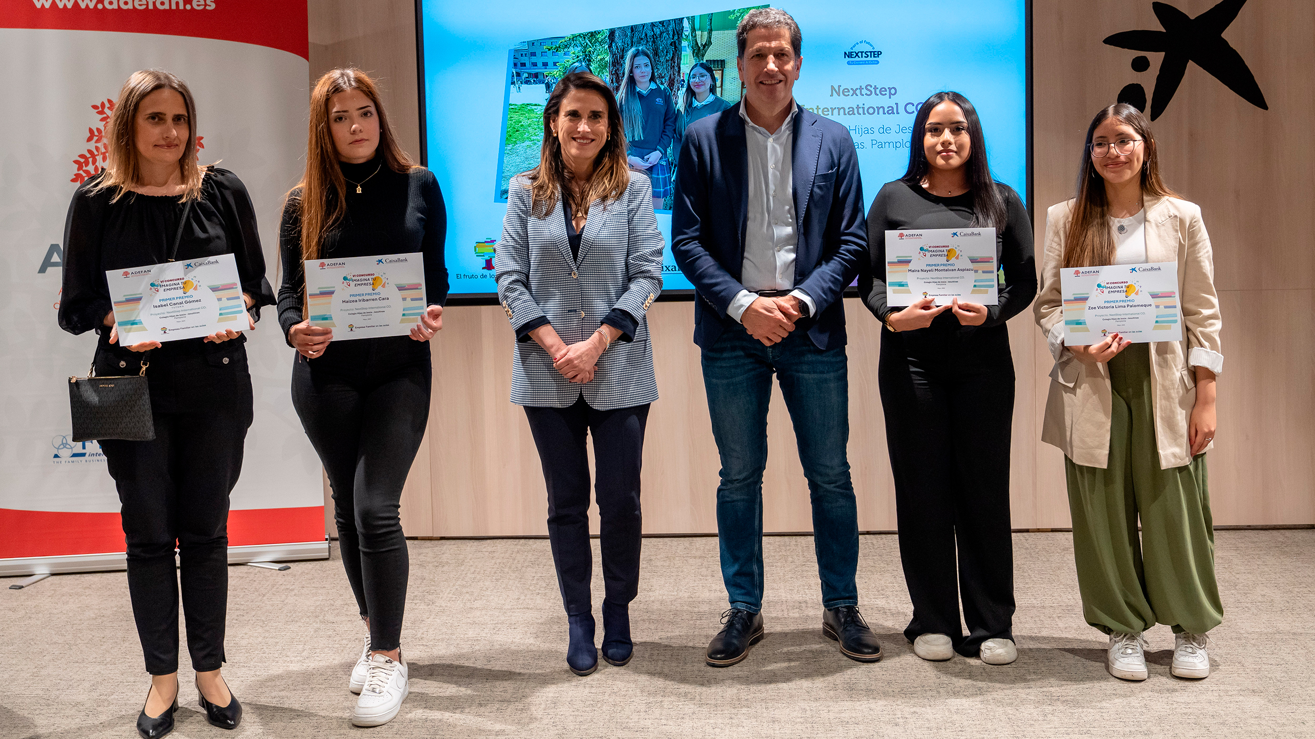 Las representantes del equipo de Jesuitinas, junto a Isabel Moreno (CaixaBank) e Iñaki Ecay (ADEFAN).