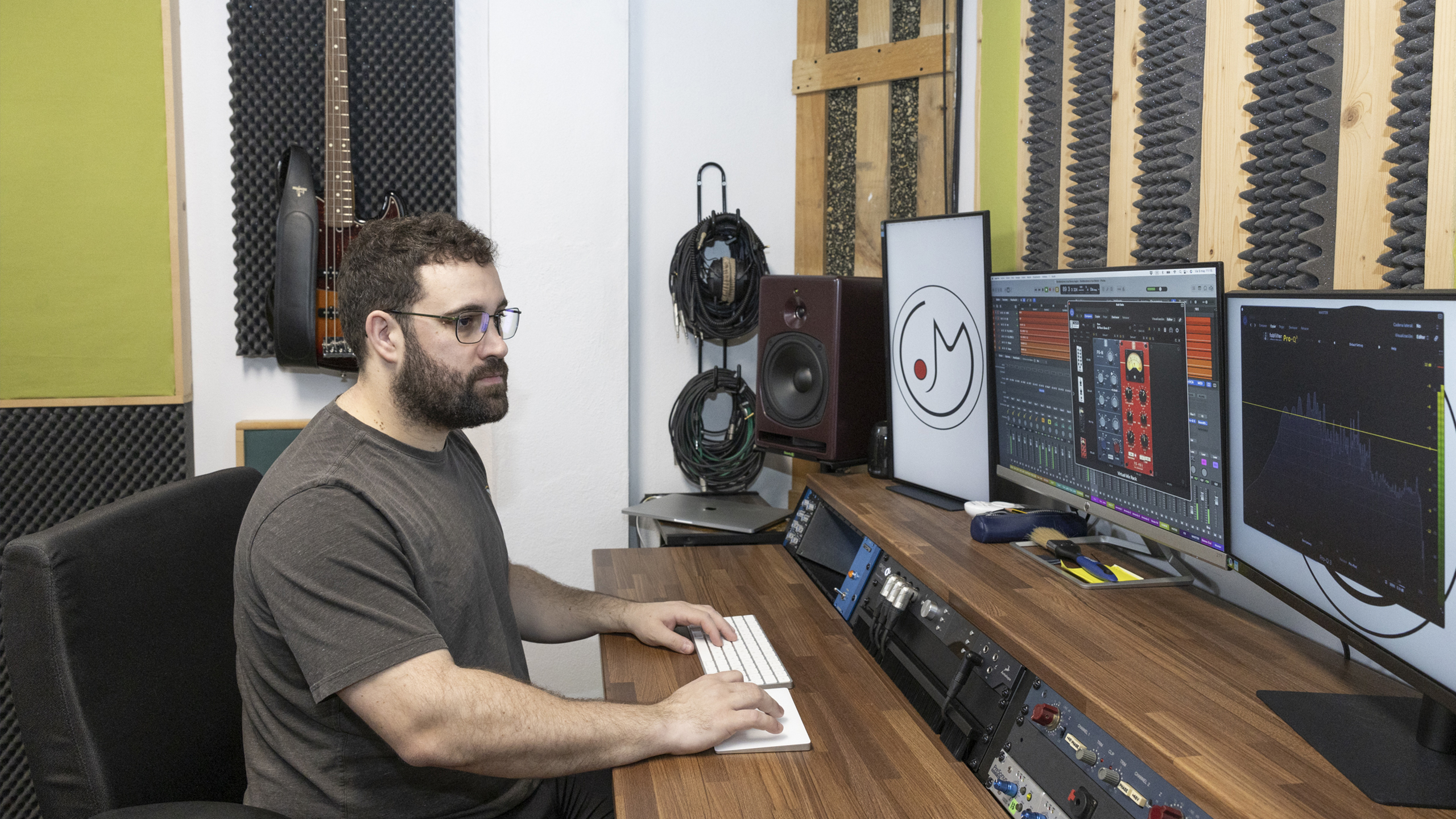 En su estudio de música, Iñaki produce, mezcla y masteriza todo tipo de canciones.