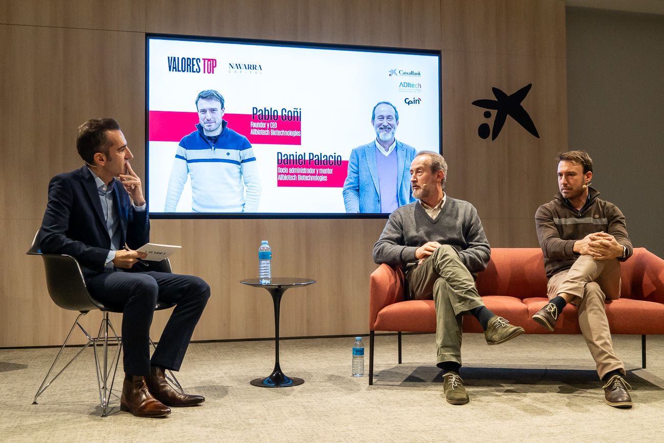 Gorka Moreno, Daniel Palacio y Pablo Goñi, durante el conversatorio previo al debate.