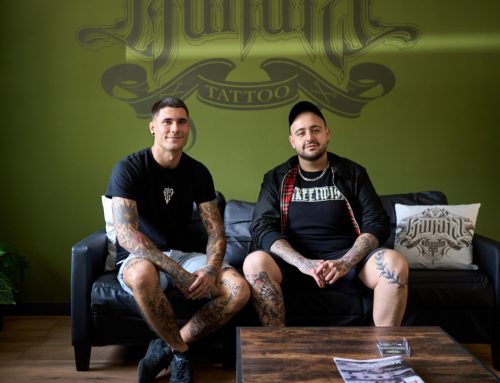 El muralista de empresas y ayuntamientos navarros que ha abierto un estudio de tatuajes en Pamplona