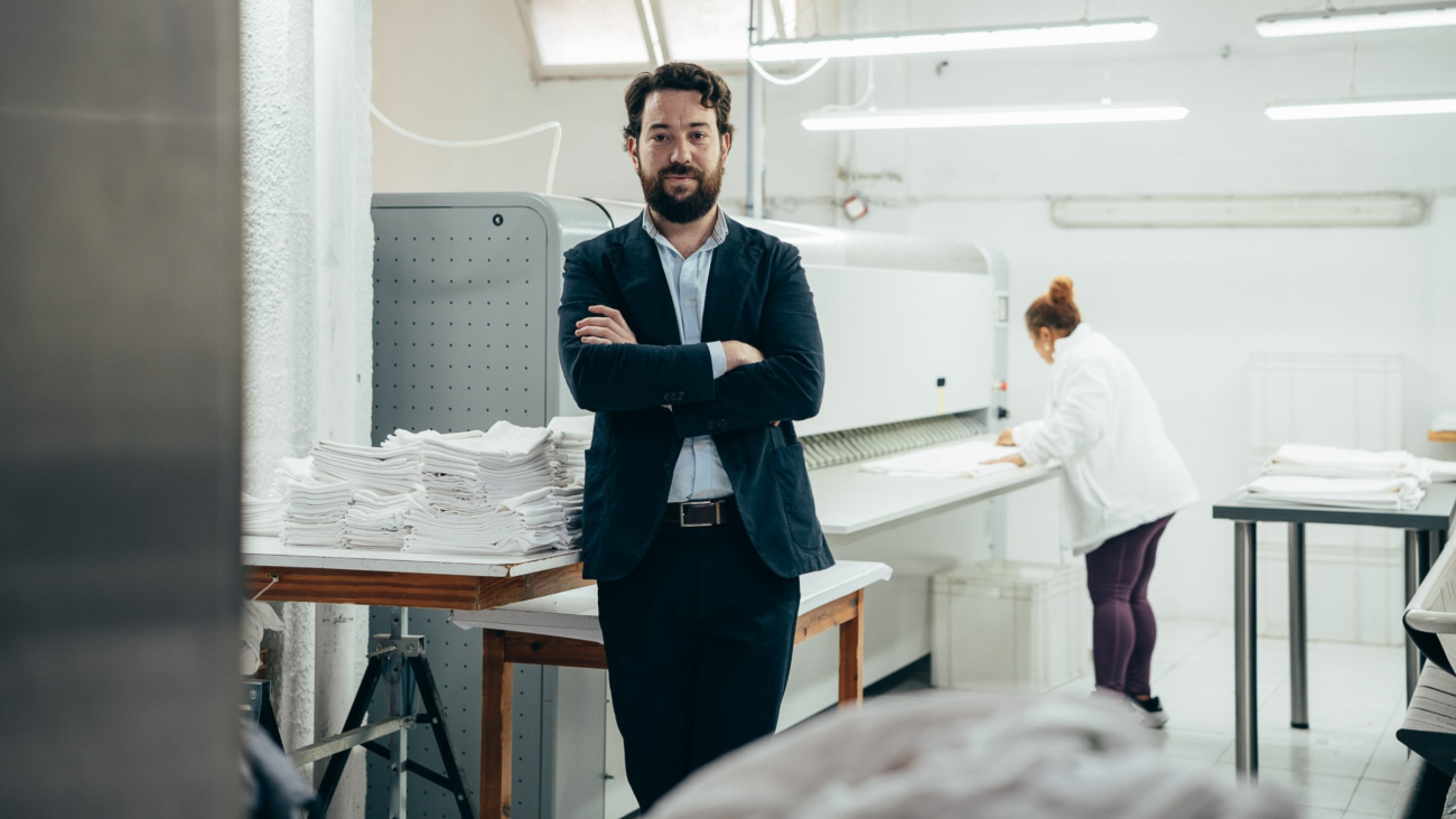 La lavandería que mima los manteles de grandes restaurantes de Pamplona