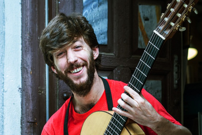 El lutier pamplonés que enseña a fabricar guitarras en el corazón de Madrid