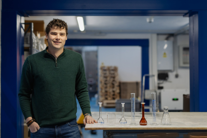 La navarra Auxilab, que exporta material de laboratorio a más de 70 países, culmina su relevo