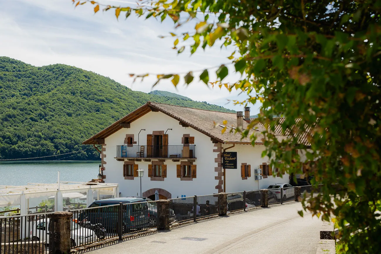 El hostal tiene capacidad para más de 200 comensales entre el salón interior y la terraza. 