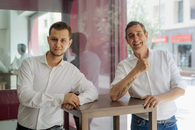 Uno de los dueños del Café Roch y su hijo cogen las riendas de un céntrico bar de Pamplona