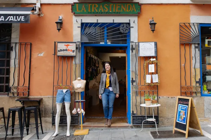 De la industria petrolera venezolana a vender en exclusiva las mochilas de Daniel Chong en Pamplona