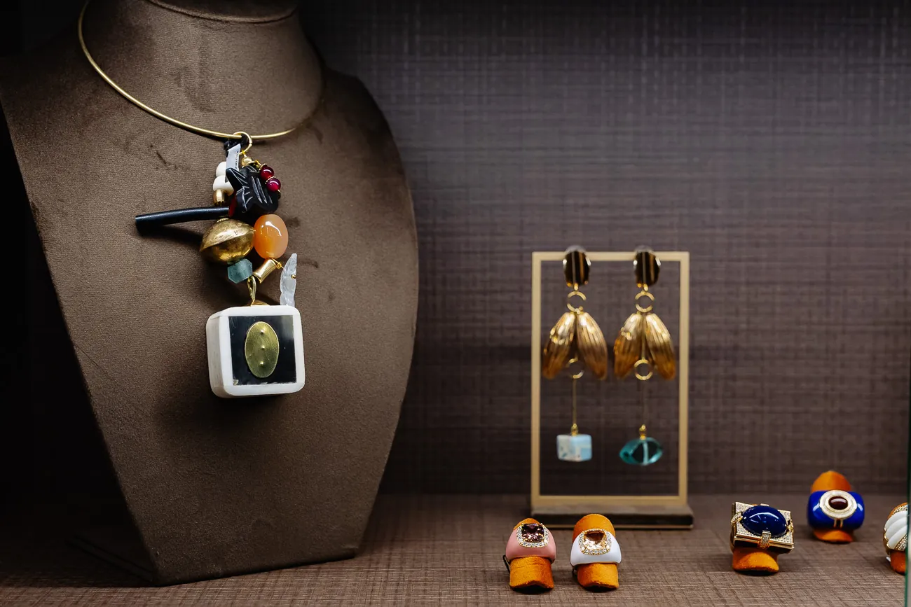 Algunas collares contienen antiguas piezas inspiradas en la Bauhaus, cruces etíopes, tallas indonesias en jade o plata hindú.