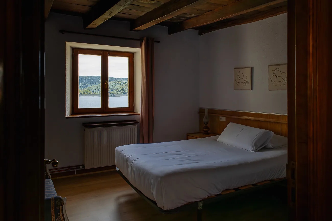 La planta superior alberga seis habitaciones dobles con baño privado que seguirán reformándose tras la temporada de verano. 