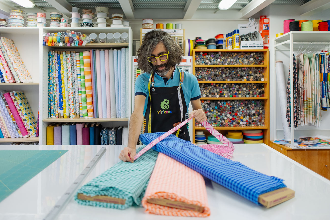 Los cuadros vichy son uno de los estampados que más triunfa, al igual que tonos brillantes o neón.
