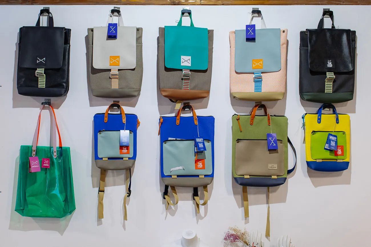 El diseñador Daniel Chong creó su marca de mochilas en 2009 y abrió su tienda en Lindachiquia en 2014. 