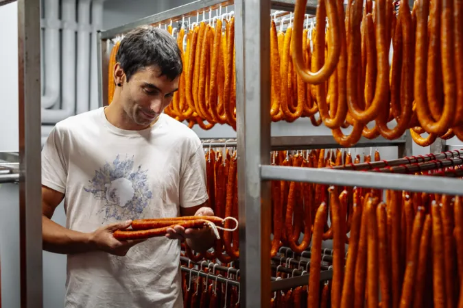 De comprar corderos con su padre a liderar Embutidos Arrieta y producir 75 toneladas de chistorra al año