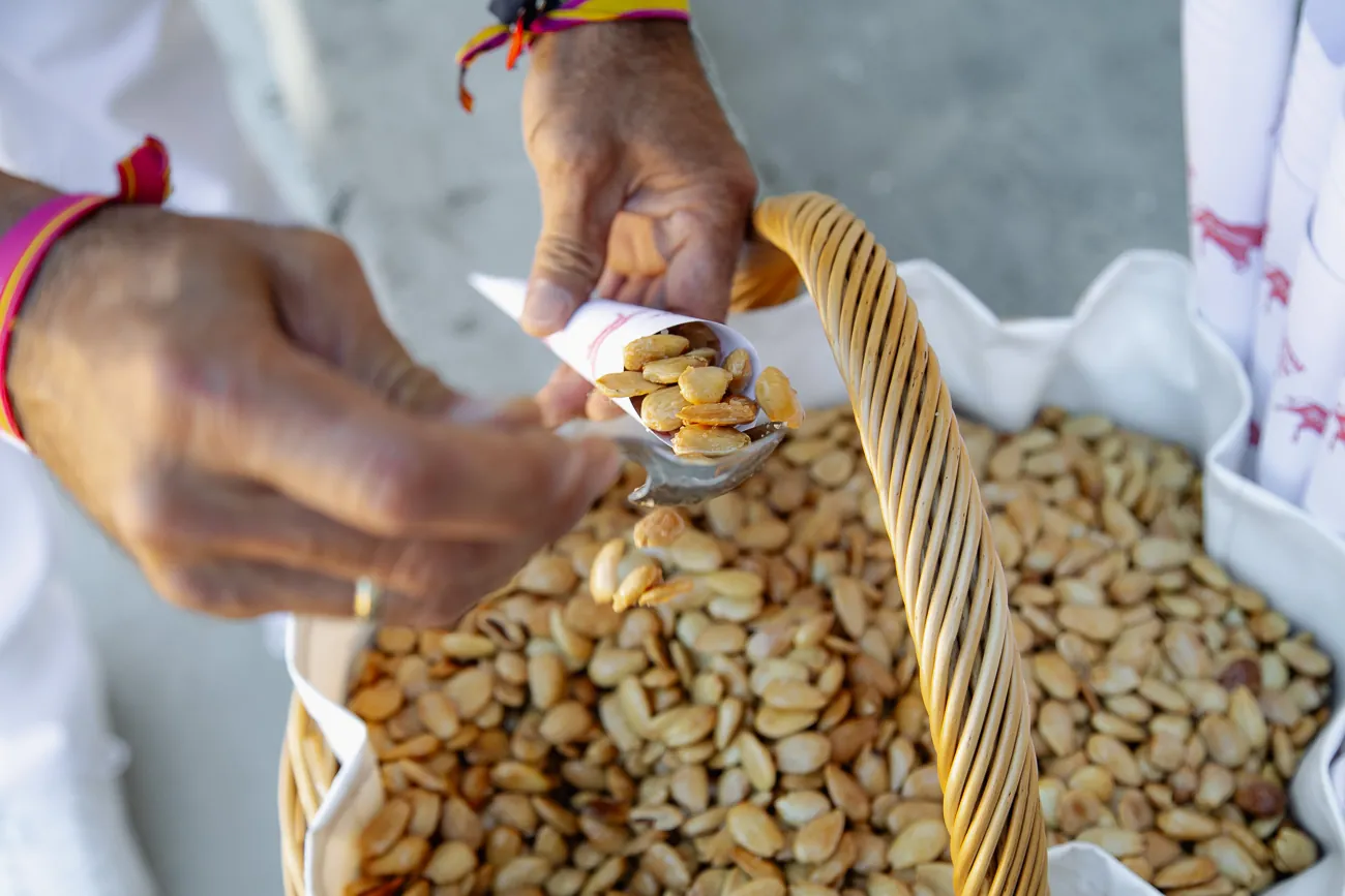 Almendras El Cordobés comienza la temporada en Las Fallas y termina en las fiestas de El Pilar.