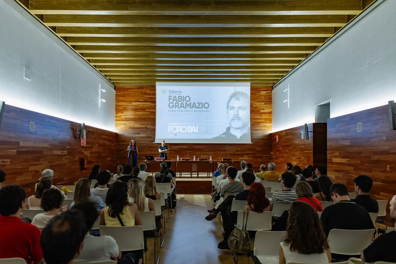 Eva Perujuániz, directora general de Universidades del Gobierno de Navarra, presentó la ponencia de Fabio Gramazio. 
