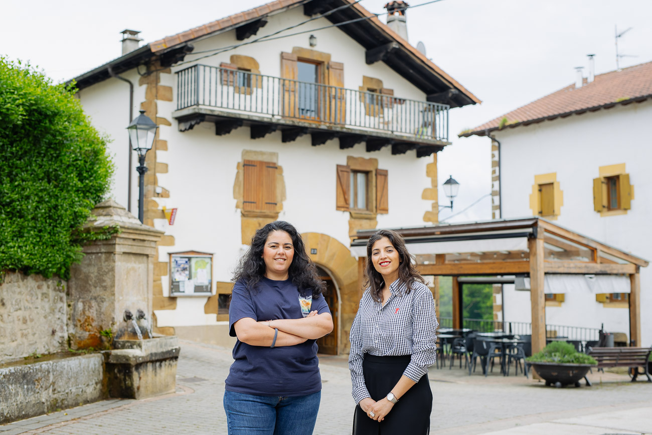 Sara (izda.) es la dueña de la posada de Eltzaburu, mientras que Kaoutar (dcha.) trabaja como abogada en ARPA. 