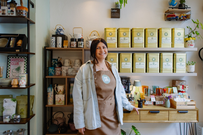 La naturópata colombiana que vende infusiones y cafés de Sudamérica, África e India en su tienda de Pamplona