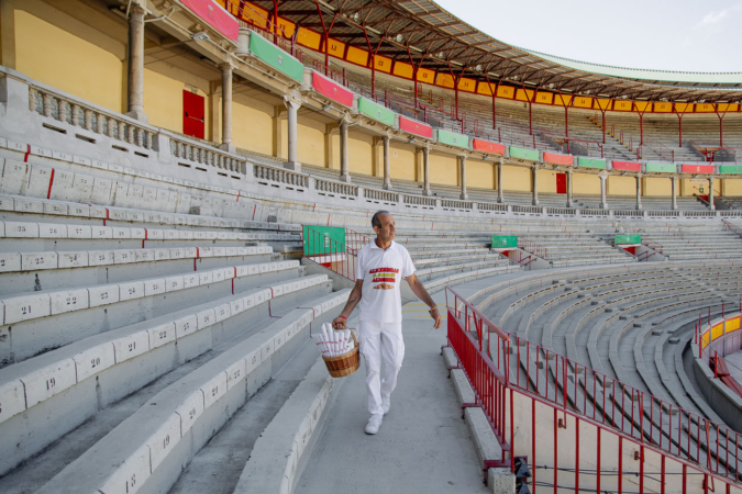 El cordobés que se ha ganado a la plaza de toros de Pamplona con sus almendras fritas