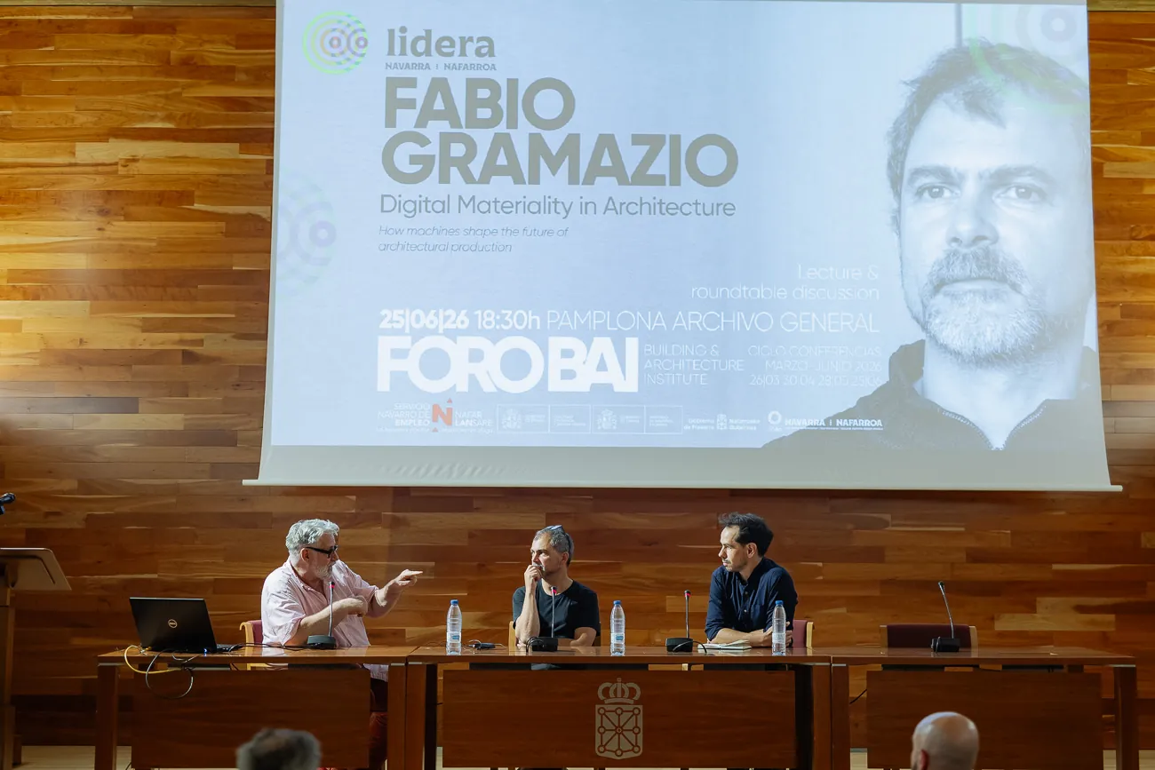 De izquierda a derecha: Andrea Desplazes (profesor en la ETH de Zúrich), Fabio Gramazio y Jesús Medina (arquitecto especialista en construcción robotizada de la ETH Zúrich).