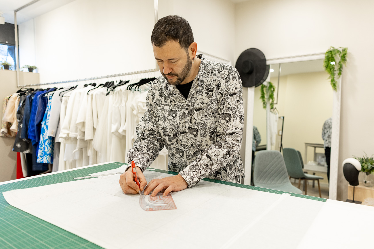 De media, Luismi tarda unas quince horas en confeccionar un vestido diseñado a medida.