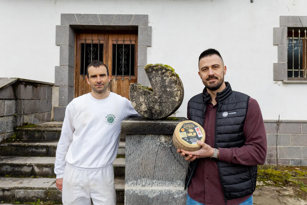 Javier Hualde, segunda generación de quesos Onkizu, y Jon Ander Barbajero, de Gaztandegi Dorrea, con un queso de la marca Antxena.