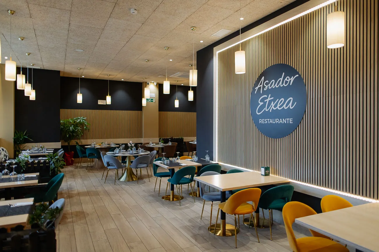 El nuevo restaurante cuenta con diecisiete mesas y capacidad para unos 90 comensales.