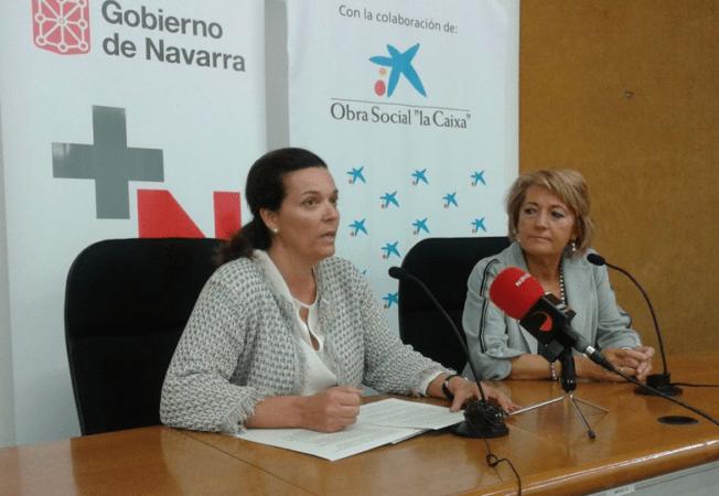 Asun Elizalde, presidenta de la Asociación Voluntariado del Hospital de Navarra; y Ana Díez Fontana, directora territorial de “la Caixa”