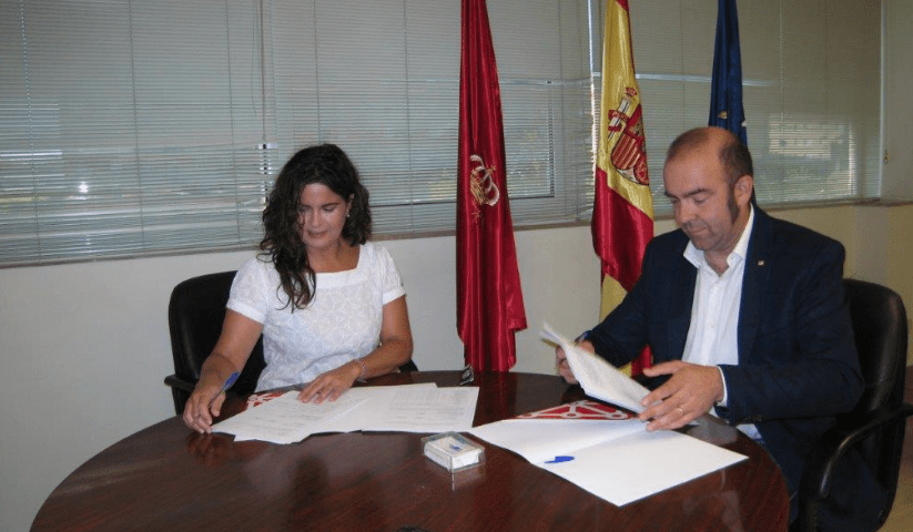 María Isabel García Malo y Joaquín Mencos firman el convenio