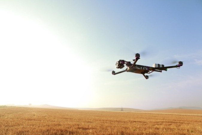 Un drone avistando un zona agrícola.