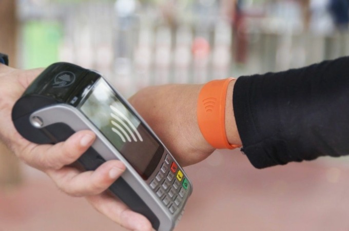 CaixaBank lanza en Navarra la pulsera Visa contactless, que permite hacer compras tan solo acercando la muñeca al datáfono