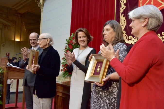 Los herederos de Félix Huarte y Miguel Javier Urmeneta recogen la Medalla de Oro de Navarra