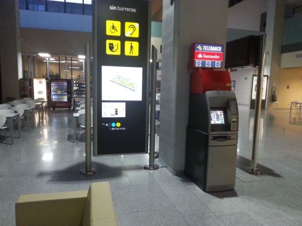 El Aeropuerto de Pamplona añade a sus servicios la instalación de un cajero automático