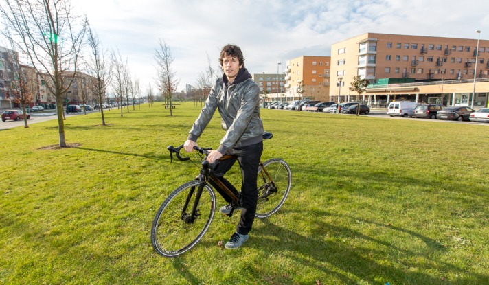 El navarro Mikel Barea diseña una bici urbana más ecológica y económica con el cuadro de bambú