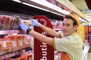 Aitor, trabajador del supermercado de Iturrondo en Burlada, Navarra