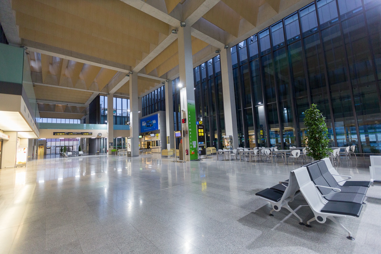 Interior del Aeropuerto de Pamplona. 