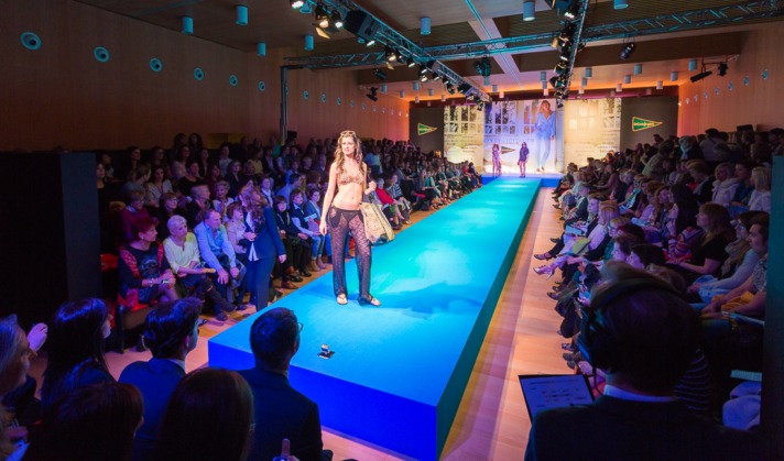 Ya es primavera en El Corte Inglés. Desfile de moda en Baluarte.