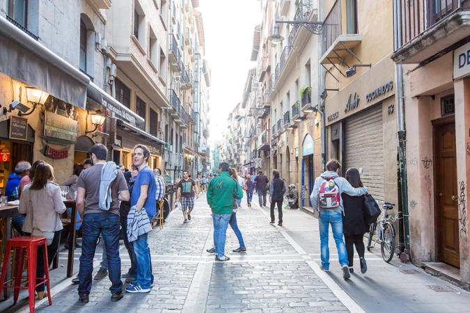 Pamplona suspende por un año la concesión de licencias para hostelería y comercio en el Casco Antiguo