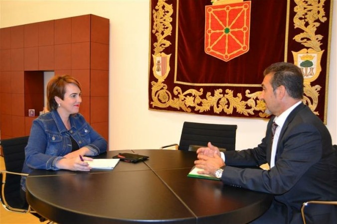 Reunión de trabajo en el Parlamento de Navarra