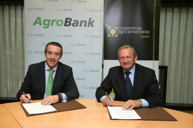 CaixaBank y Cooperativas Agro-alimentarias firman un convenio para impulsar la financiación del sector