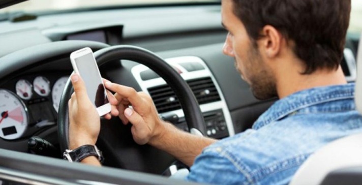 Toyota ayuda a reducir el uso del móvil al volante en Japón