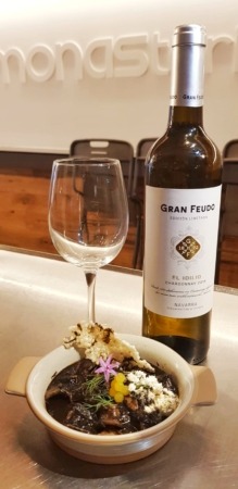 MonasTxipi 75 (apta para celíacos) con vino recomendado Gran Feudo Chardonnay 2018. (Foto: cedida por la Asociación de Hostelería Navarra)