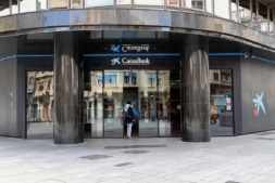 Puerta de la Oficina Central de CaixaBank en Carlos III de Pamplona.