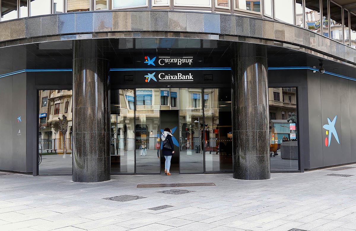 Puerta de la Oficina Central de CaixaBank en Carlos III de Pamplona.