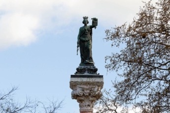 Estatua de los Fueros en el Paseo de Sarasate.