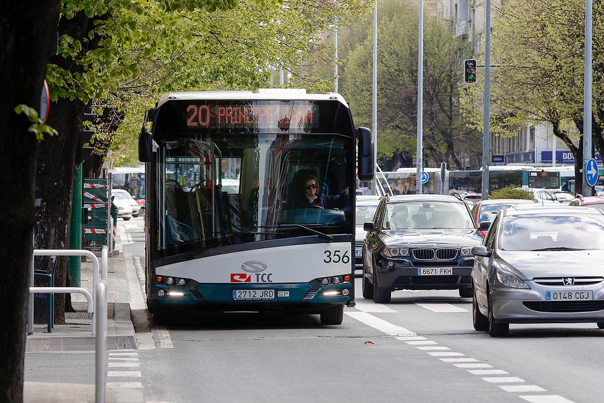 Tráfico en las calles de Pamplona.