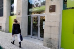 Puerta de entrada a la sede central de Bankia en Navarra.
